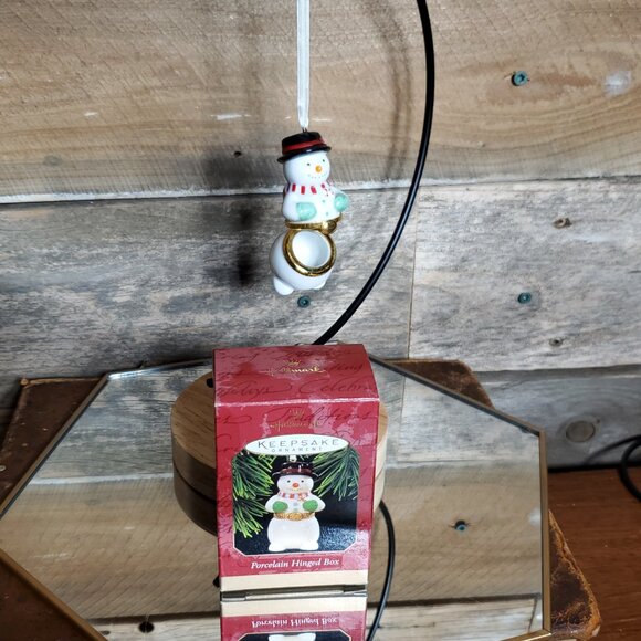 1997 Hallmark Keepsake Ornament - Snowman Porcelain Hinged Box. - Picture 6 of 8